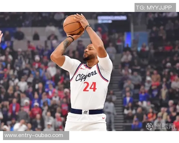 鲍威尔首节火力全开三分球三连击并制造三分犯规表现抢眼